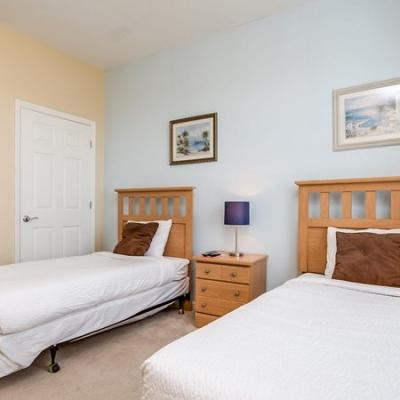 Guest bedroom, twin beds