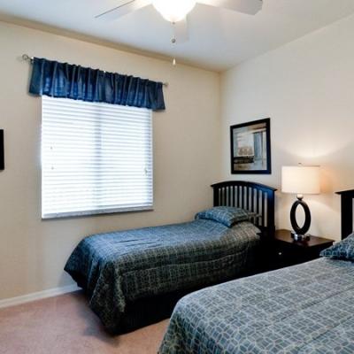 Guest bedroom with twin beds